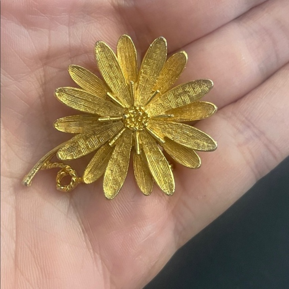 Vintage Gold tone flower brooch pendant